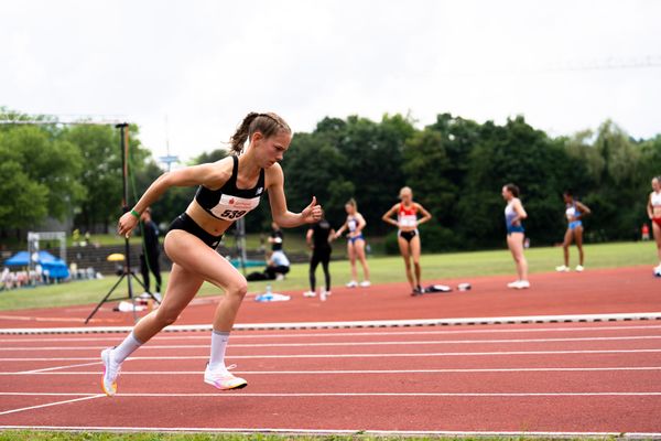 Jana Becker (LG Wettenberg) ueber 400m am 04.06.2022 waehrend der Sparkassen Gala in Regensburg